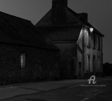 Une silhouette à sa fenêtre, tournée vers la rue