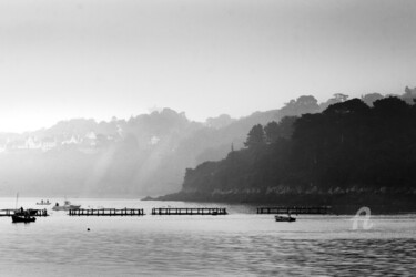 Devant les anciennes cages à truites du port de Douarnenez